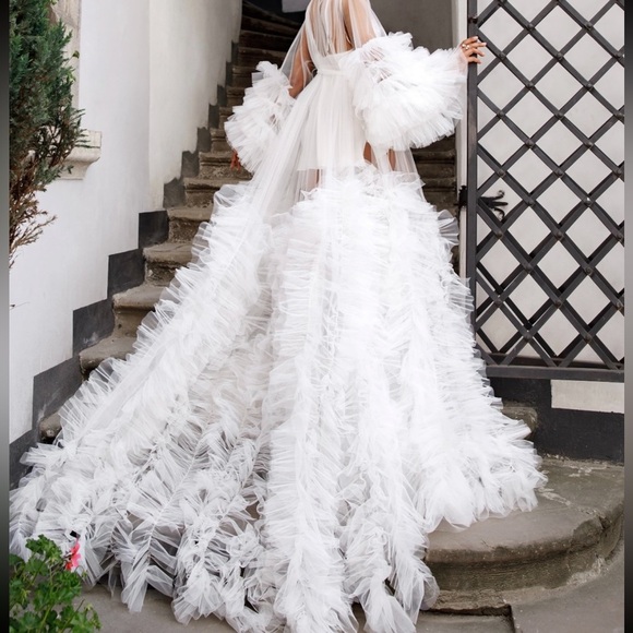 Elegant White Bridal Robe with Ruffles - Picture 1 of 4